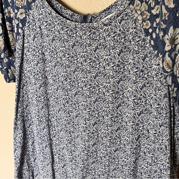 Lucky Brand Blue Floral Short Sleeve T Shirt Top Back Zipper Detail Size Medium - Picture 4 of 9